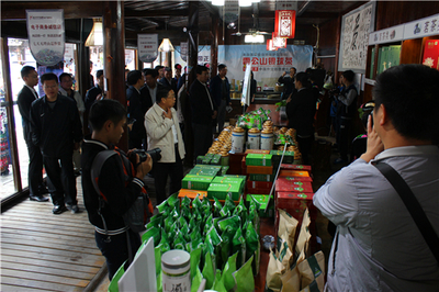 李飛躍走進(jìn)西江苗寨特產(chǎn)旗艦店，推動(dòng)互聯(lián)網(wǎng)銷售工藝品發(fā)展