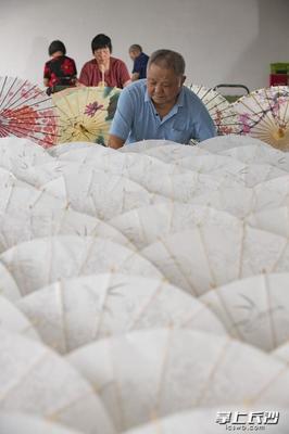 靠一把油紙傘撐起幸福——瀏陽貧困戶李忠國獲全國脫貧攻堅獎奮進(jìn)獎紀(jì)實